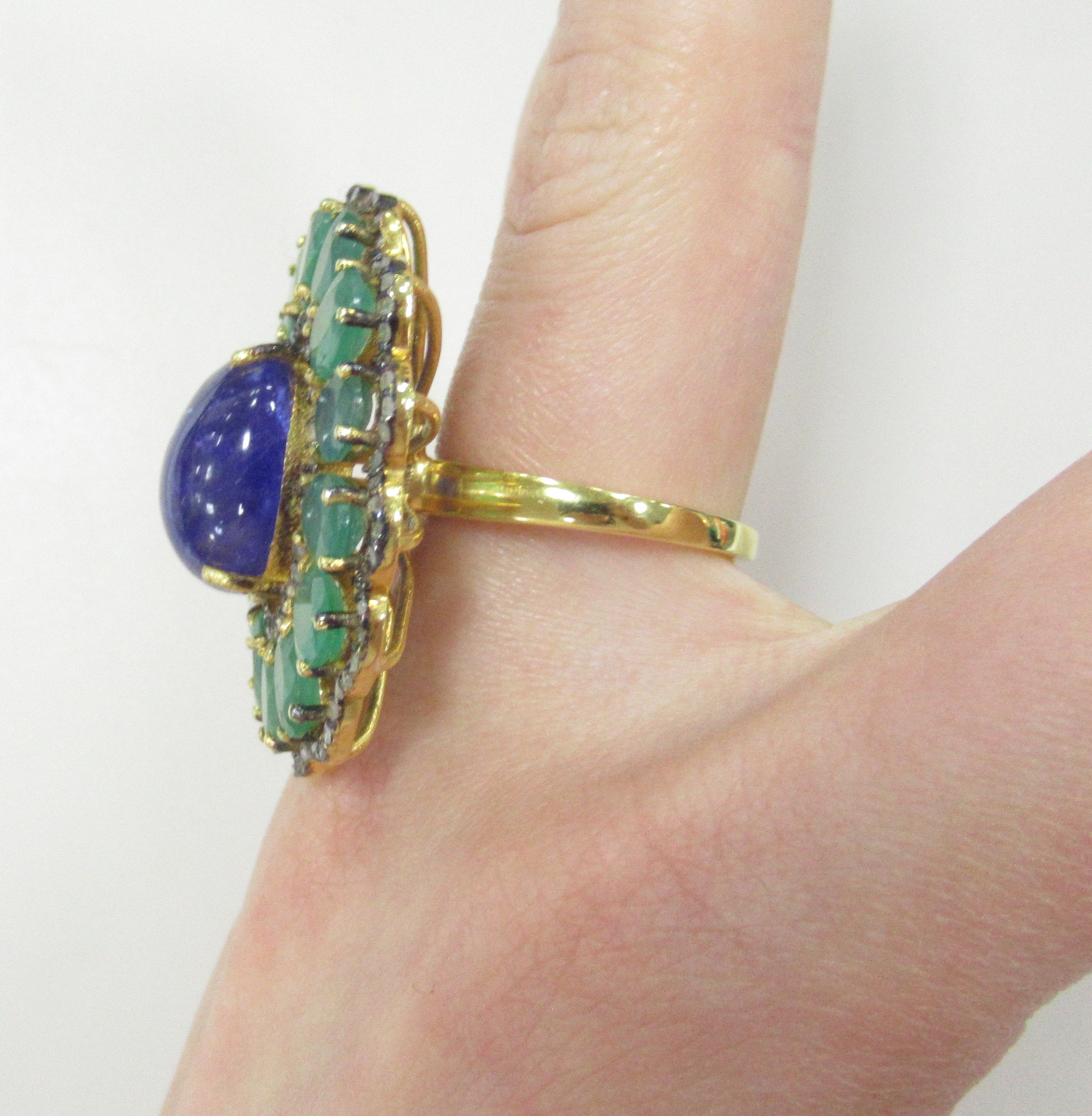 Серебряное кольцо 925 пробы; родий черн.; вставки 1 Танзанит 12,5ct; 14 Изумруд (F) 10,96 3/Г3ct; 120 Бр.Кр-17 0,42 4/4ct;